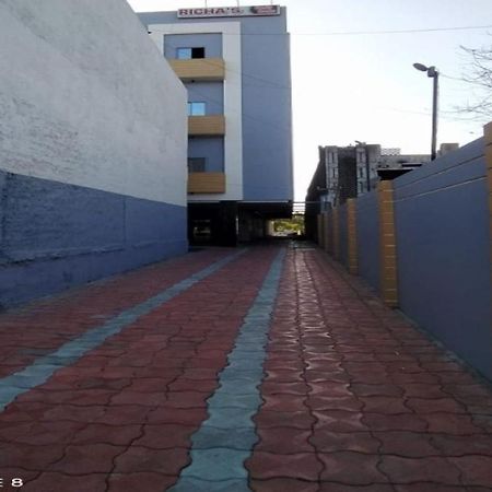 Oyo 80228 Hotel Richa Hālol Exteriér fotografie